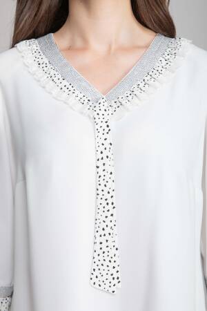 Elegant White Shift Dress With V-Neck And 3/4 Sleeves