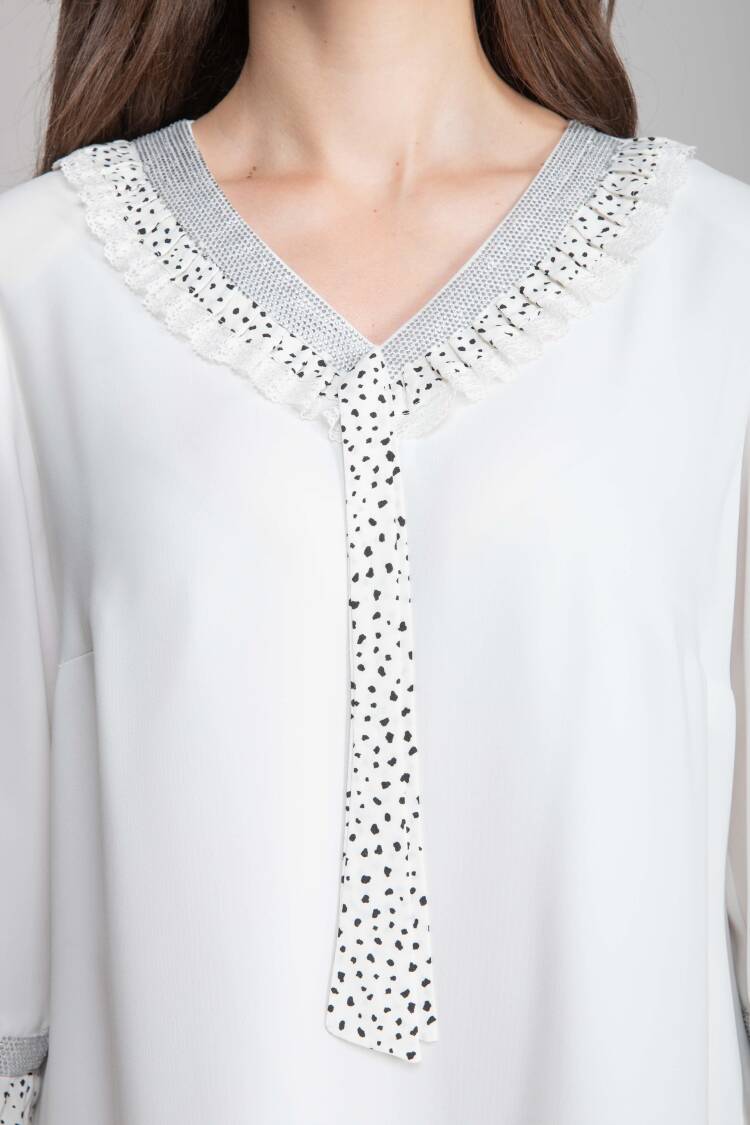 Elegant White Shift Dress With V-Neck And 3/4 Sleeves
