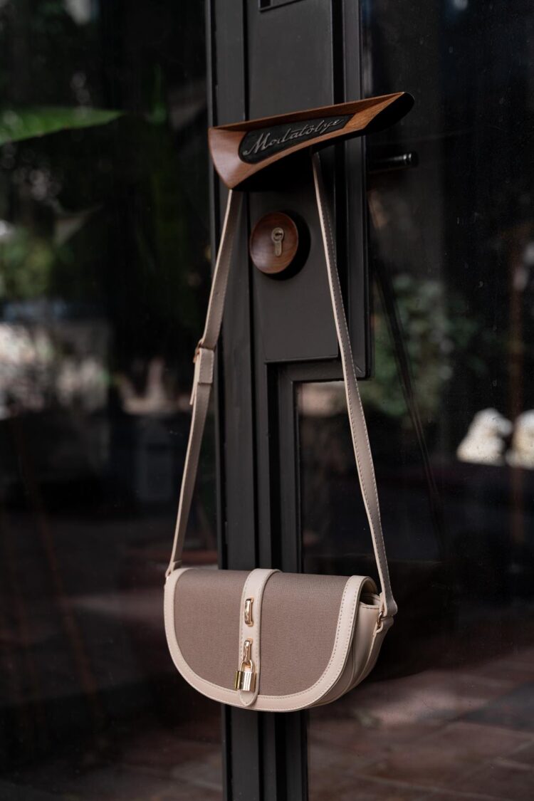 Diva Contrast Design Crossbody Bag