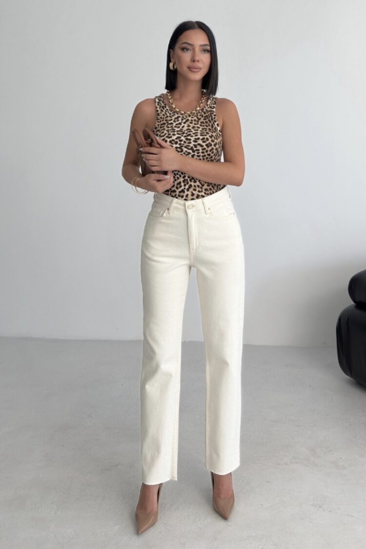 White Mom Jeans With High Waist And Buttoned Closure