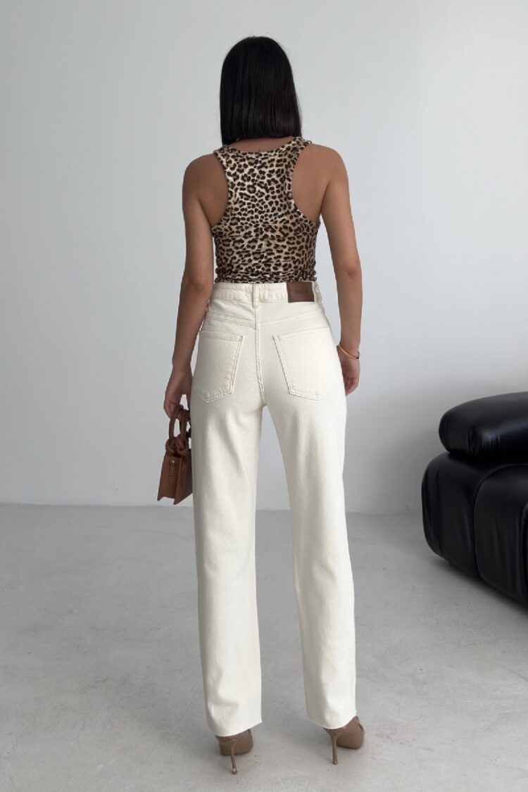White Mom Jeans With High Waist And Buttoned Closure