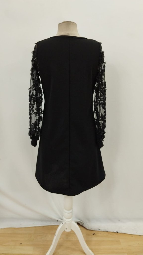 Elegant Black Shift Dress With V-Neck And Long Sleeves