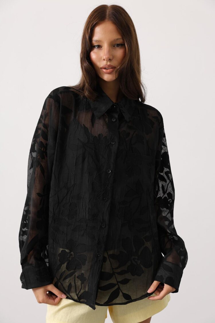 Elegant Buttoned Shirt With Notched Neck