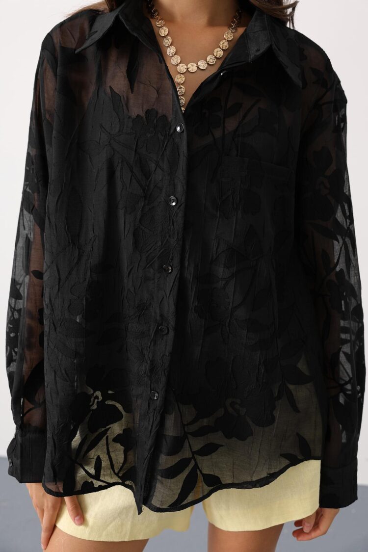 Elegant Buttoned Shirt With Notched Neck