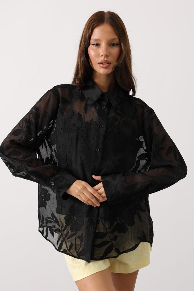 Elegant Buttoned Shirt With Notched Neck