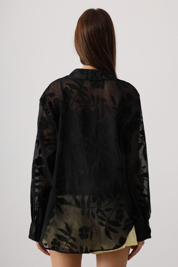 Elegant Buttoned Shirt With Notched Neck