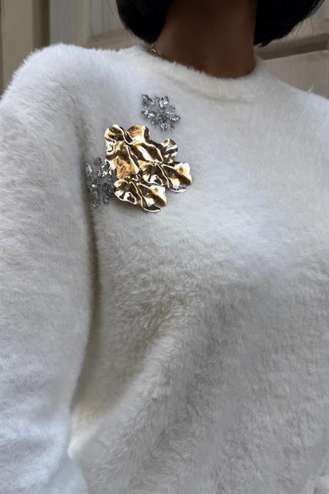 White Sweater With Crew Neck And Long Sleeves