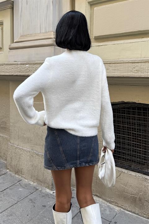 White Sweater With Crew Neck And Long Sleeves