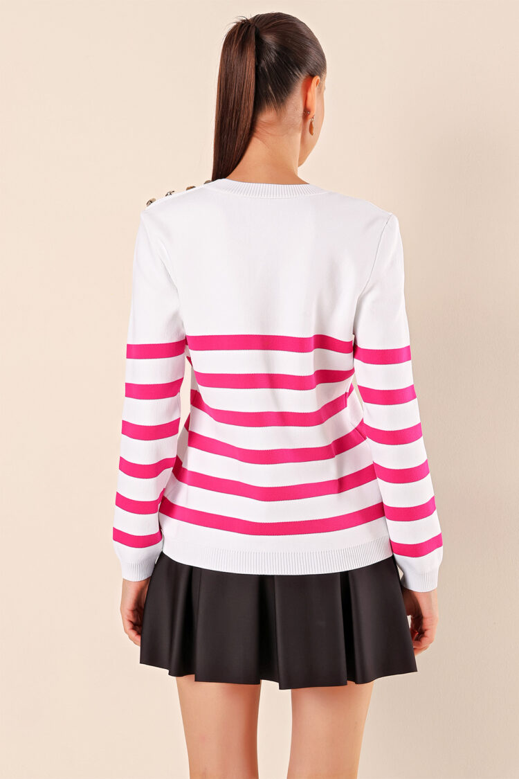 White Sweater With Round Neck And Long Sleeves