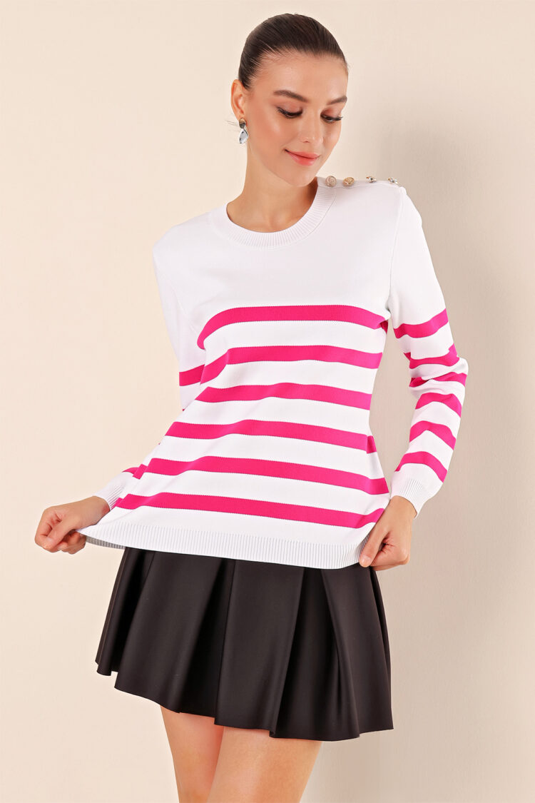 White Sweater With Round Neck And Long Sleeves