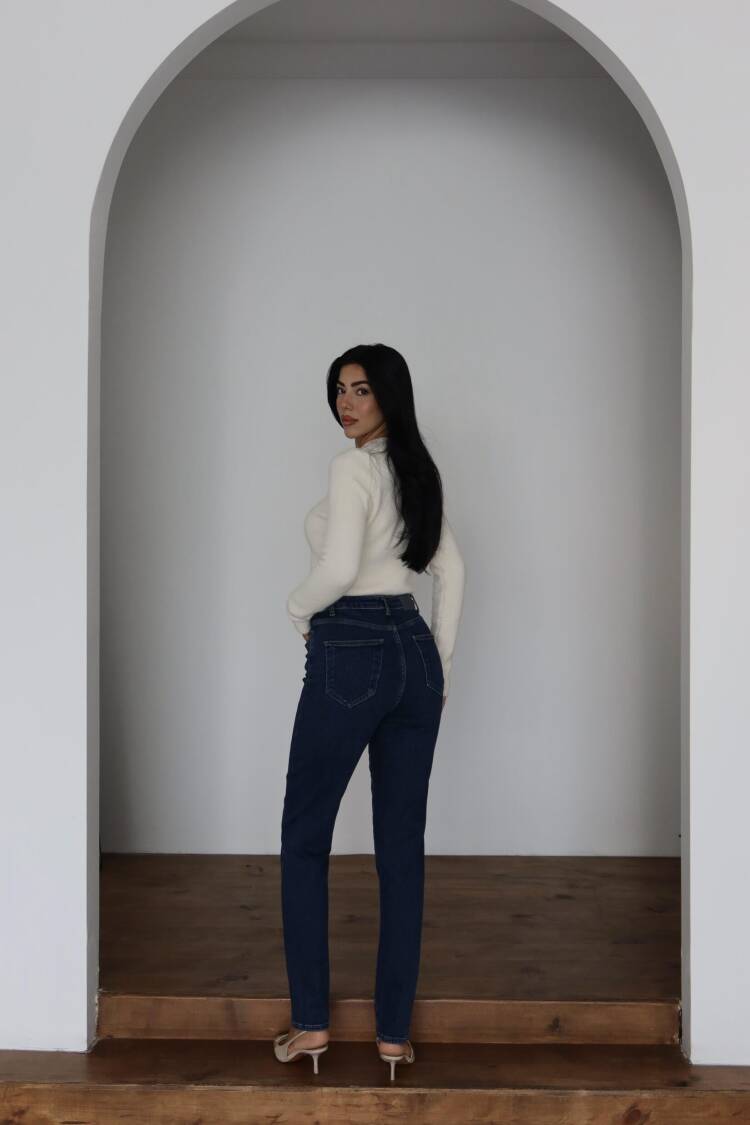 Mom Jeans With High Waist & Buttoned Closure
