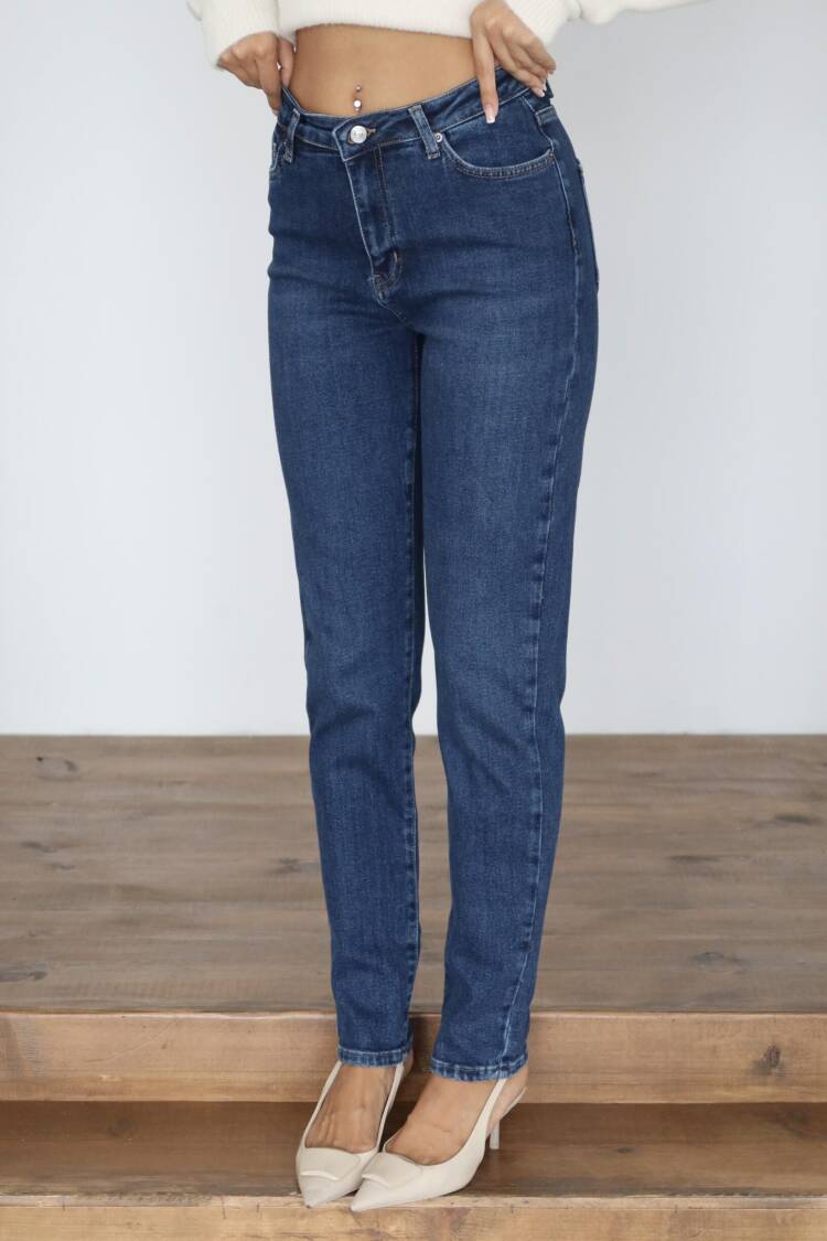 Mom Jeans With High Waist & Buttoned Closure