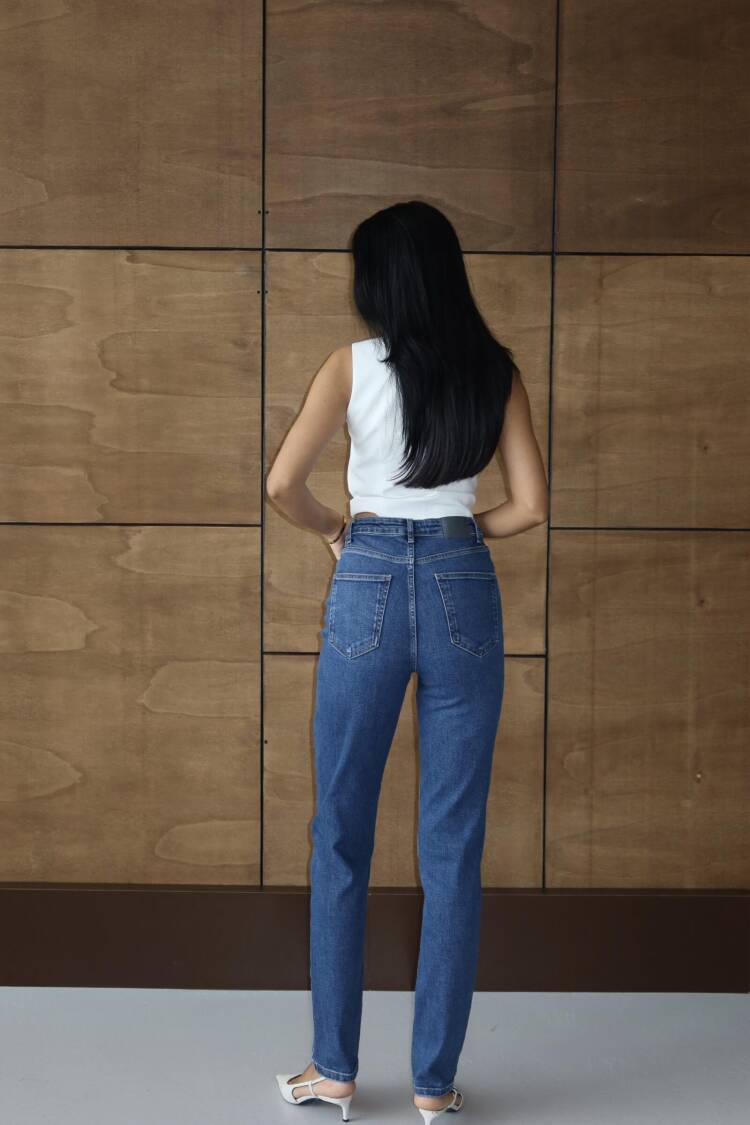 Mom Jeans With High Waist And Straight Leg