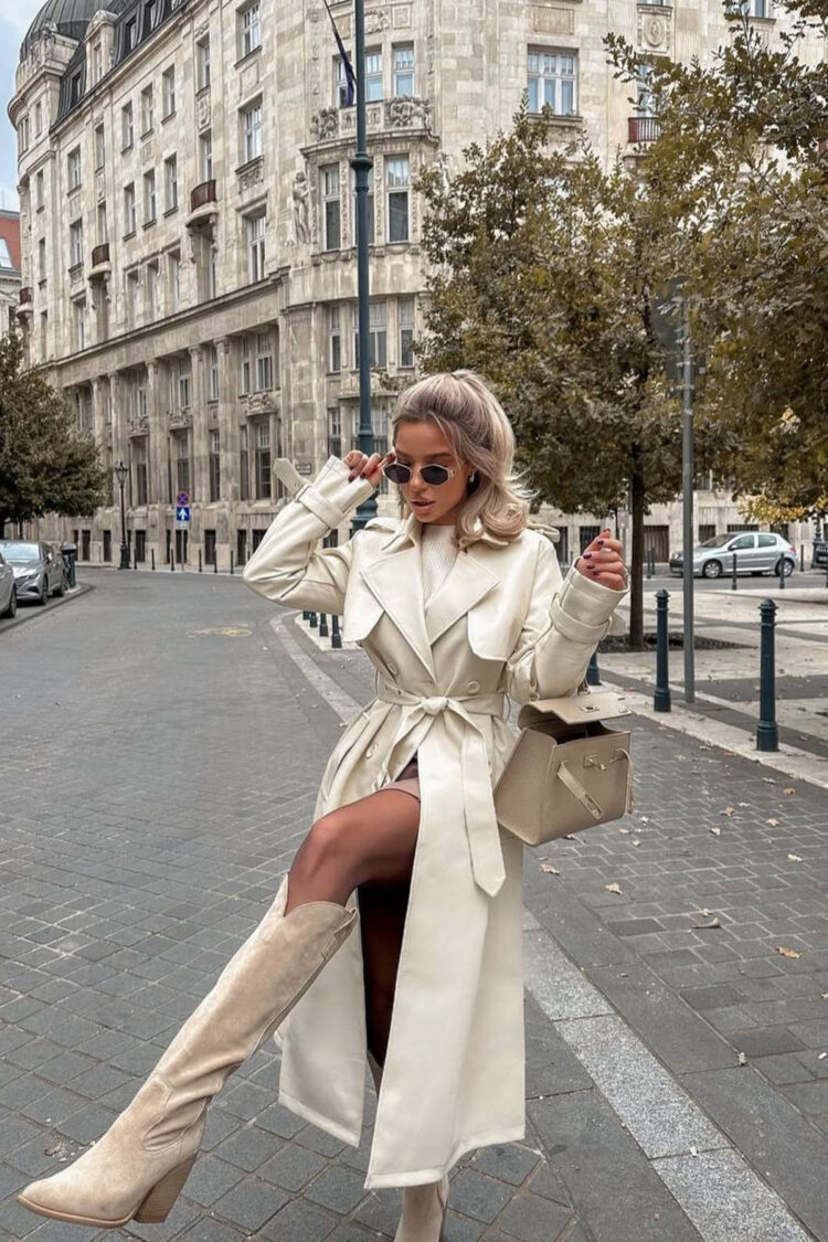 ElegantTrenchcoat With Double-Breasted Design