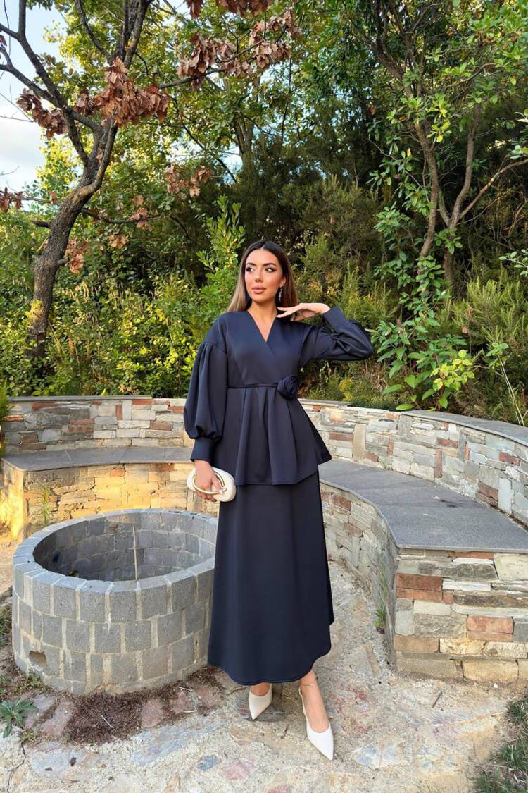 Modest Elegant Formal A-Line Maxi Dress With Long Ballon Sleeves And V-Neck