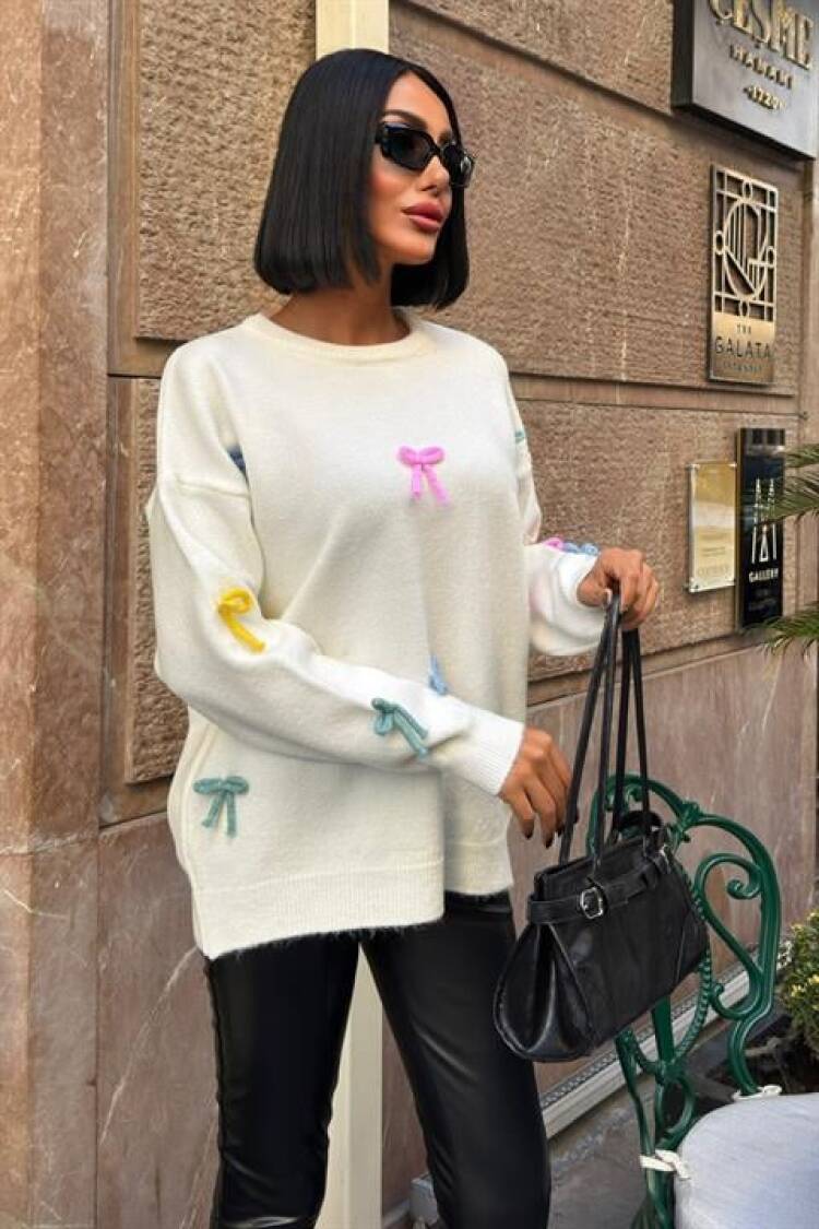 White Oversized Fit Sweater With Round Neck