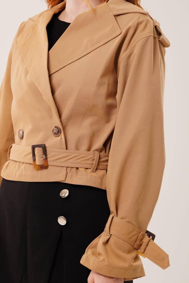 Beige Trenchcoat - Elegant & Vintage Style