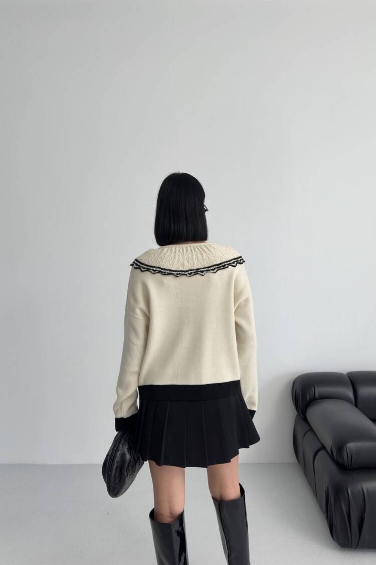 Beige Sweater With Round Neck And Long Sleeves