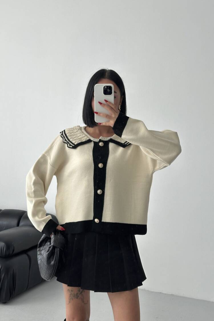 Beige Sweater With Round Neck And Long Sleeves