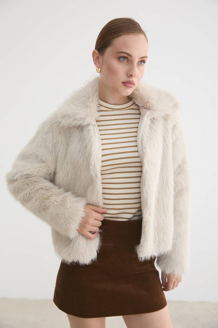 Ecru Fur Coat With Elegant Glam Vintage Style