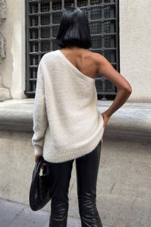 White Oversized Fit Sweater With One Shoulder Neck - Brand: Sobe Istanbul - Women & Kids, Baby Clothes Wholesale - Globality Store