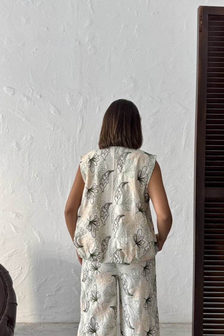 White Floral Zip-Up Sleeveless Shirt