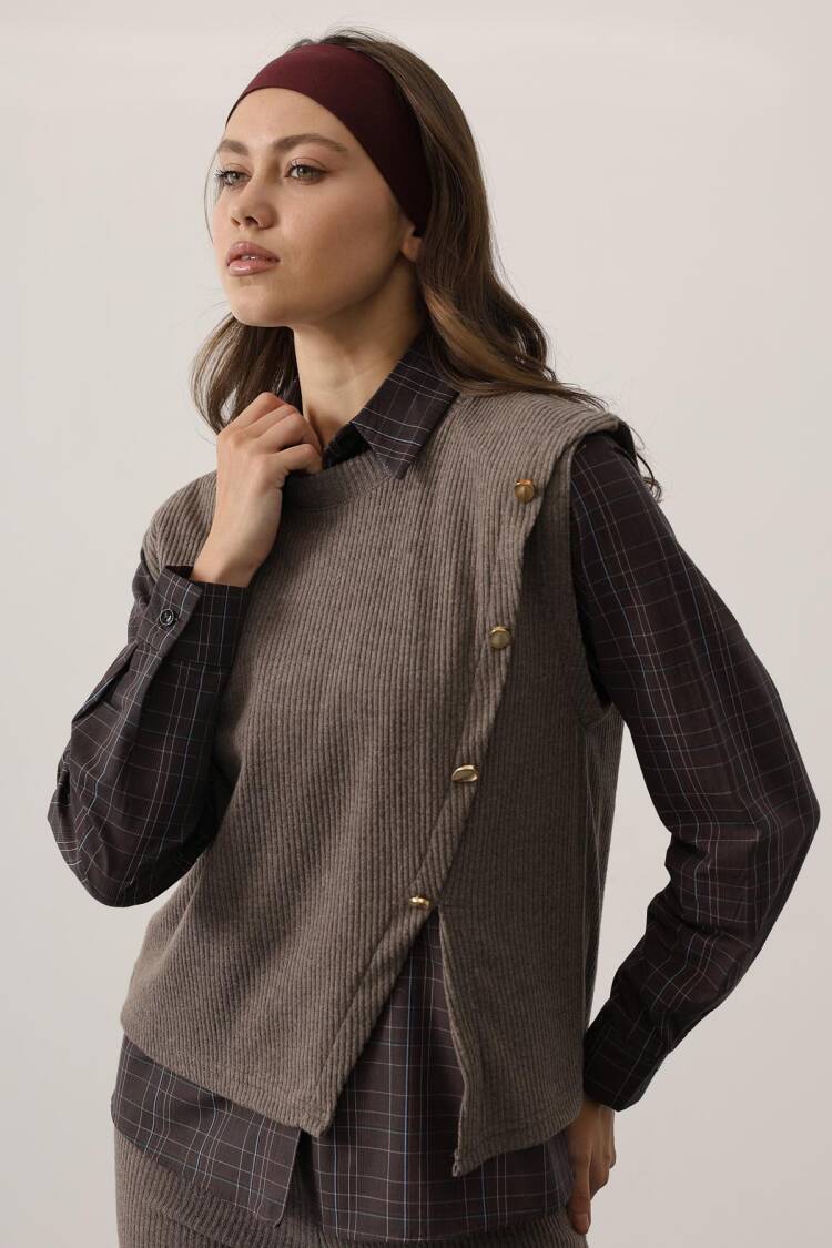 Asymmetric Suit With Plaid Shirt