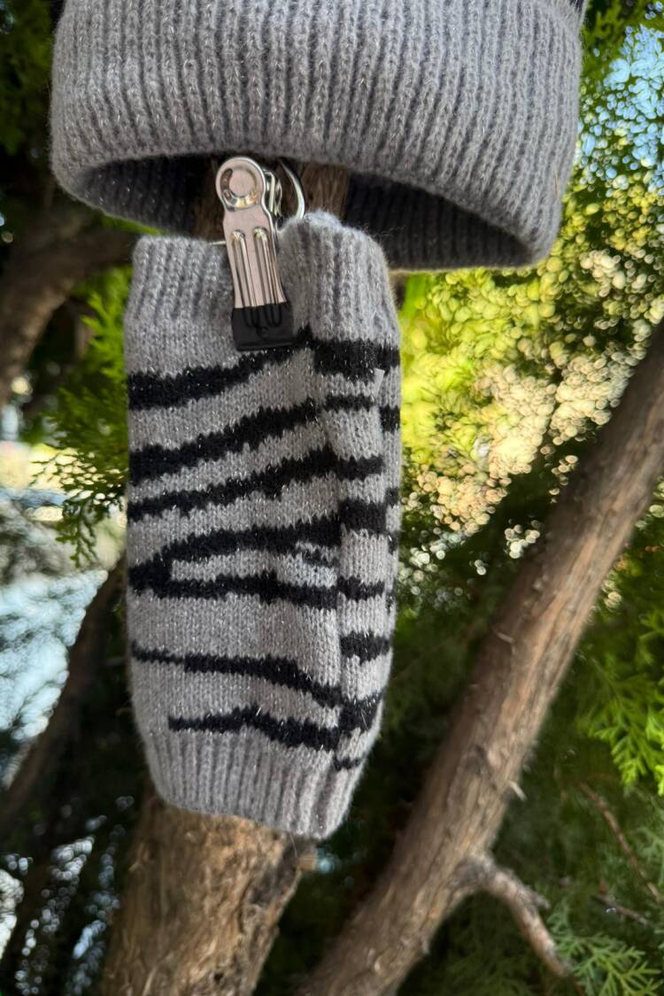 Soft Textured Zebra Pattern Cut Glove Beanie Double Set