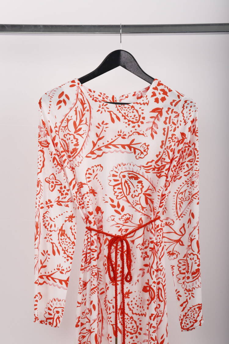 Elegant White Sheath Dress With Paisley Pattern