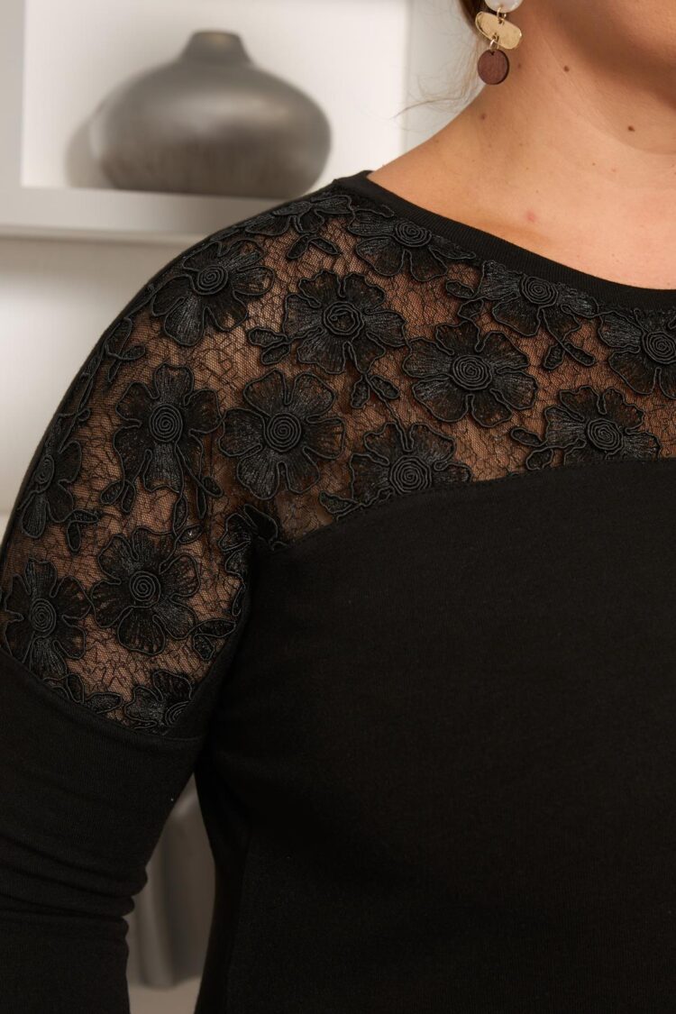 Elegant Black Blouse With 3/4 Straight Sleeves