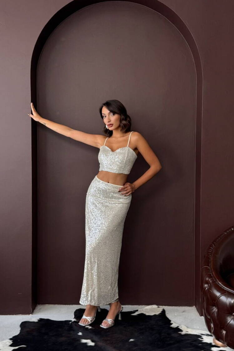 Silver Glam Fitted Sequined Sleeveless Sweetheart Neck Crop Cap Sleeve Blouse