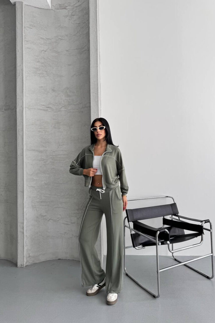 Tracksuit With Hooded Neck And Wide Leg Joggers