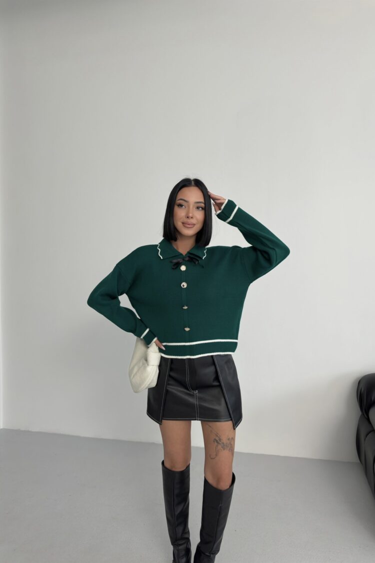 Green Sweater With Notched Neck And Long Sleeves