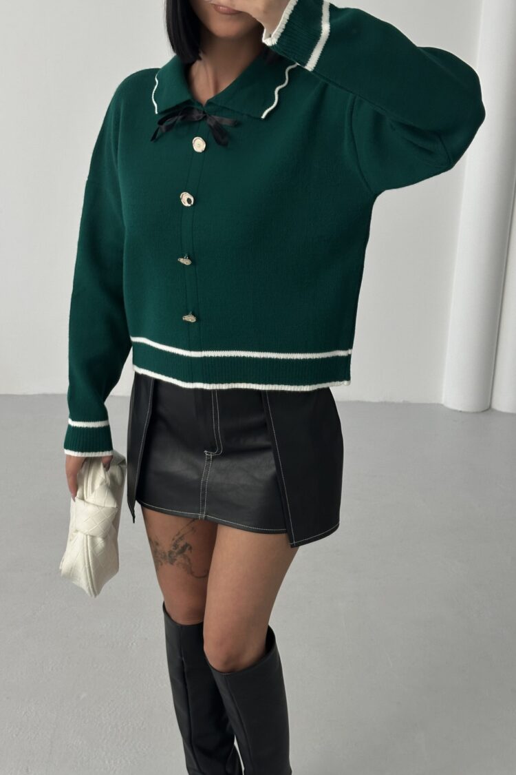 Green Sweater With Notched Neck And Long Sleeves
