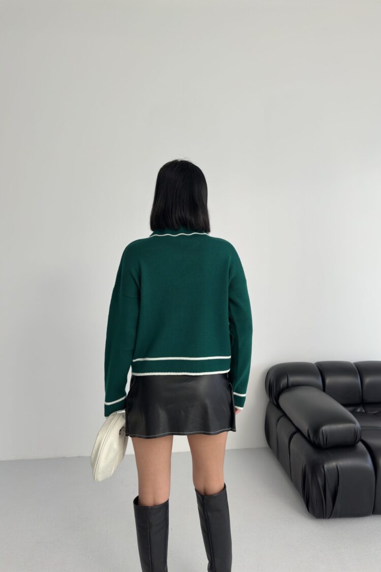 Green Sweater With Notched Neck And Long Sleeves