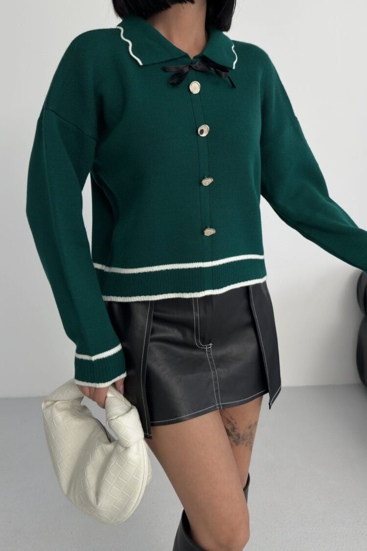Green Sweater With Notched Neck And Long Sleeves