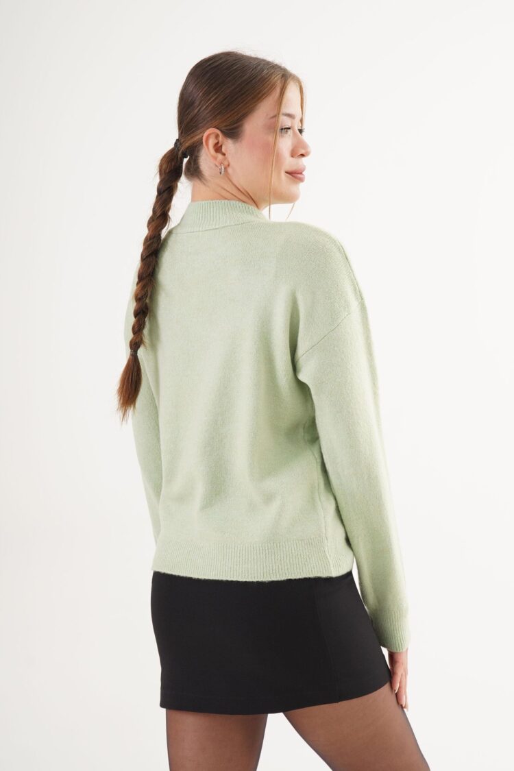 Green Sweater With High Neck And Long Sleeves